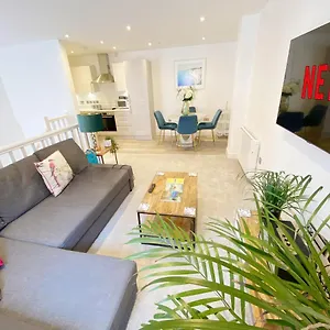 The Seaside Maisonette. Free Parking/close To Town Apartment