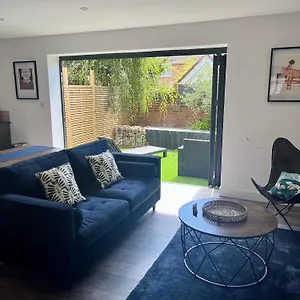 The Hideaway With Own Private Sunny Garden Apartment